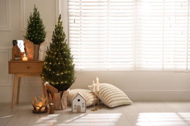 İçinde Noel ışıkları ve diğer dekorlar olan küçük ladin ağaçları. Metin için boşluk