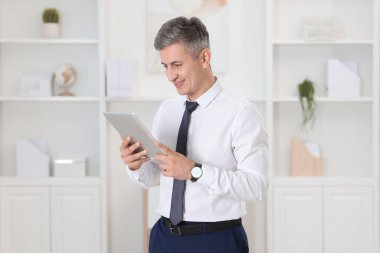 Ofiste tablet kullanan işadamının portresi