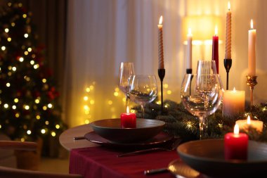 Noel için dekore edilmiş şölen masası. Bokeh etkisi