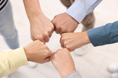 Takım çalışması. Bir grup çalışanın el ele tutuşması, üst görüş