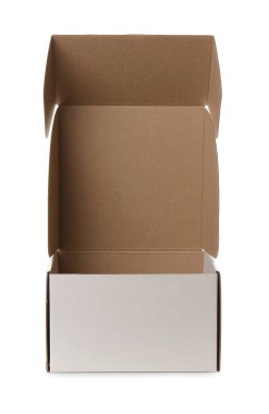 Beyazda izole edilmiş boş karton kutuyu aç. Tasarım için model