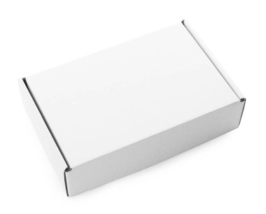 Beyaza izole edilmiş kapalı bir karton kutu. Tasarım için model