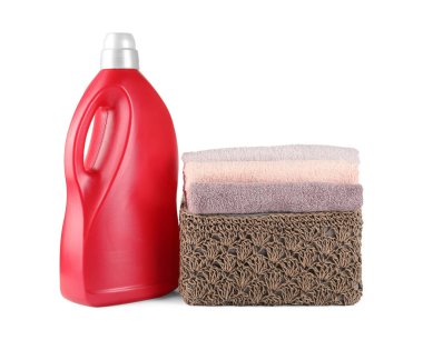 Çamaşır deterjanı ve temiz havlularla dolu bir şişe.