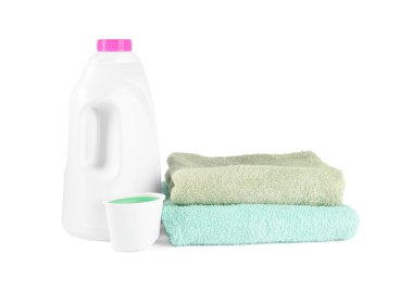 Çamaşır deterjanı şişesi, kep ve beyaz üzerine izole edilmiş temiz havlular.