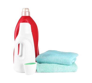 Çamaşır deterjanı, kep ve temiz havlular beyaz üzerine izole edilmiş şişeler.