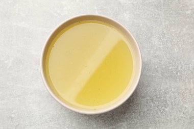 Lezzetli tavuk buğulama kasede, gri masada, üst tarafta.