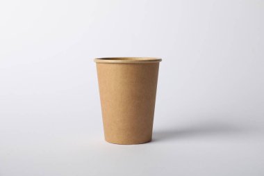 Beyaz arka planda bir kağıt bardak. Tasarım için model