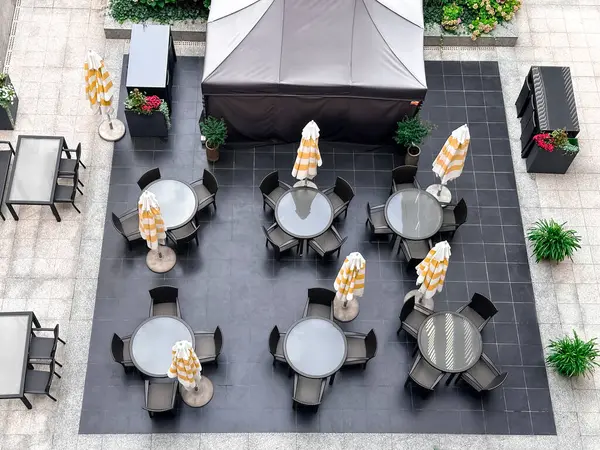 Terasta güzel bir otel kafesi var, manzaranın üstünde.