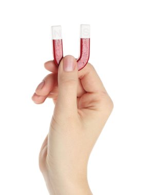 Beyaz arka planda at nalı mıknatısı olan kadın, yakın plan.