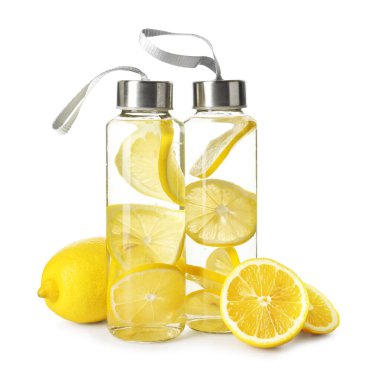 Şişe içindeki limon suyu ve beyaz üzerine izole edilmiş taze meyve.