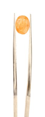 Bir parlak turuncu değerli taş beyaz, üst manzarada izole