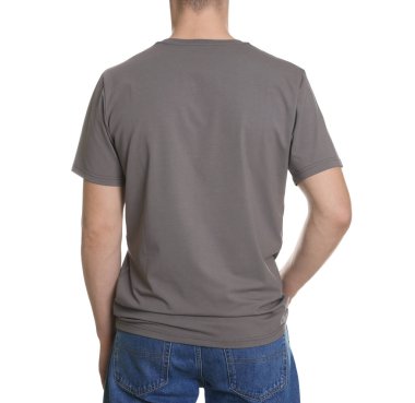 Beyaz arka planda, şık tişörtlü bir adam. Tasarım için model