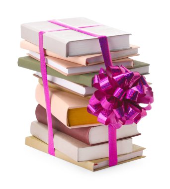 Mor yaylı kitap yığını beyaza izole edilmiş bir hediye olarak.