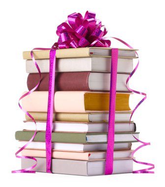 Mor yaylı kitap yığını beyaza izole edilmiş bir hediye olarak.