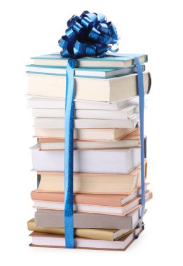 Mavi fiyonklu kitap yığını beyaza izole edilmiş bir hediye olarak.