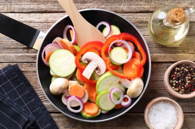 Tahta masada taze sebze, mantar ve baharat karışımı tava.