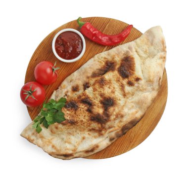 Ketçaplı leziz calzone, taze domates ve beyaza izole edilmiş kırmızı biber.