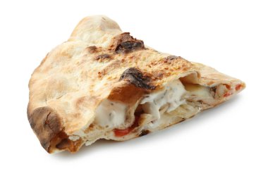 Lezzetli calzone 'nin yarısı et, peynir, sos ve domatesle beyaza izole edilmiş.