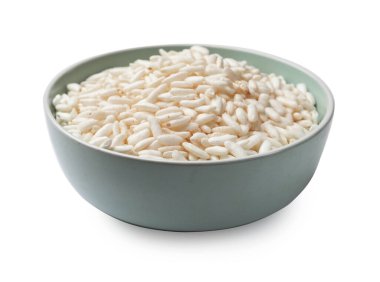 Kabın içinde şişirilmiş pirinç, beyazın üstünde.