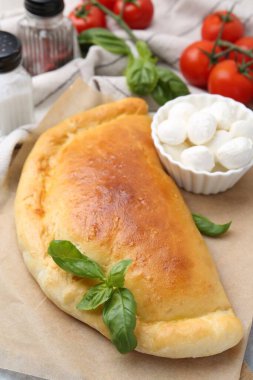 Fesleğenli, mozarella peynirli ve domatesli leziz vejetaryen calzone.