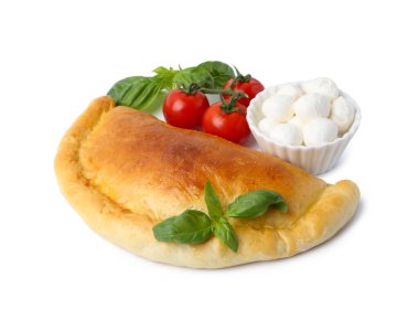 Lezzetli vejetaryen calzone fesleğen, mozzarella peyniri ve beyaz domatesli.