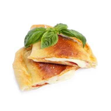 Lezzetli calzone pizzası, mozarella, domates ve fesleğen beyaz üzerine izole edilmiş.