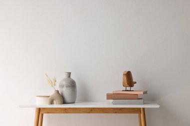 Beyaz duvarın yanındaki dekorlu lüks konsol masası. Metin için boşluk