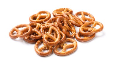 Bir sürü lezzetli kraker beyaz üzerine izole edilmiş.