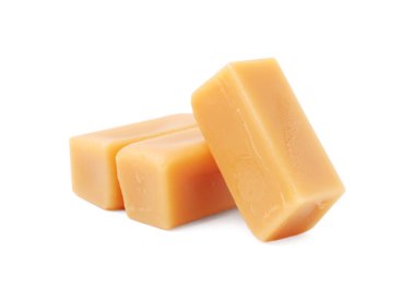 Beyaz üzerine izole edilmiş tatlı karamel şekerler