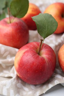 Masanın üzerinde olgun kırmızı elmalar, yakın plan.