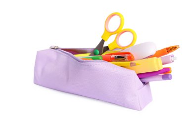 Beyaz üzerine izole edilmiş farklı kırtasiyeye sahip kalem kutusu