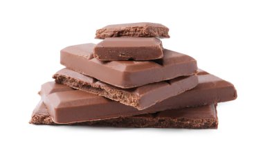 Beyaz üzerine izole edilmiş lezzetli sütlü çikolata parçaları.