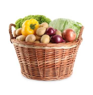 Hasır sepetin içindeki farklı olgun sebzeler beyaza izole edilmiş.