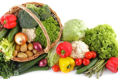 Birçok taze sebze beyaza izole edilmiş, manzaranın üstünde.