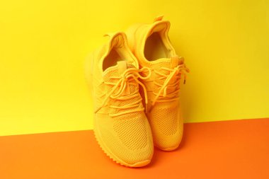 Renkli arka planda bir çift şık spor ayakkabı