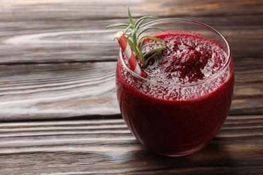 Ahşap masada biberiyeli taze pancar püresi, yakın plan. Metin için boşluk