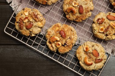 Tahta masada fındıklı leziz kurabiyeler.