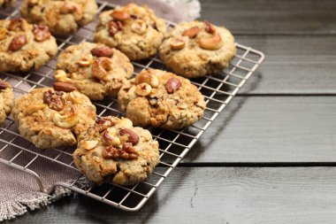 Ahşap masada fındıklı kurabiyeler, yakın plan. Metin için boşluk