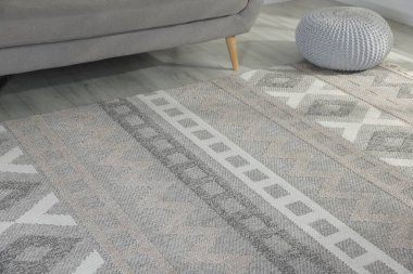 Oturma odasında yerde desenli yumuşak bir halı.