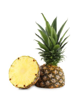 trozos de piña madura aislado en blanco