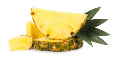 Beyaz üzerine izole edilmiş olgun ananas ve yeşil yapraklar.