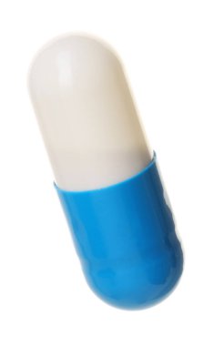 Beyaza izole edilmiş bir antibiyotik hapı. Tıbbi tedavi