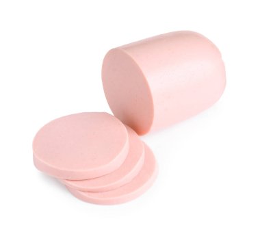 Lezzetli haşlanmış sosis parçaları beyazda izole edilmiş.