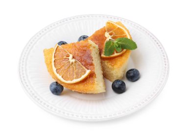 Beyaz yaban mersinli ve portakal dilimli leziz irmikli pasta parçaları.