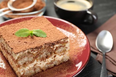 Karanlık masadaki naneli nefis tiramisu, yakın plan.