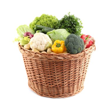 Hasır sepetteki farklı taze sebzeler beyaza izole edilmiş.