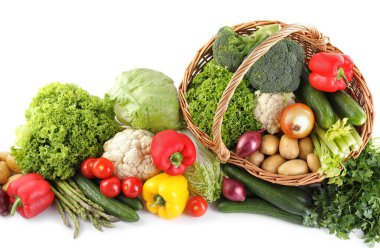 Birçok taze sebze beyaza izole edilmiş, manzaranın üstünde.