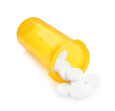 Beyaza izole edilmiş antibiyotik hapları olan tıbbi bir şişe.