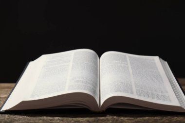 Ahşap masada İngilizce İncil 'i aç, yakın plan. Metin için boşluk