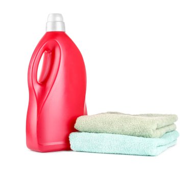 Çamaşır deterjanı ve beyaz üzerine izole edilmiş temiz havlular.